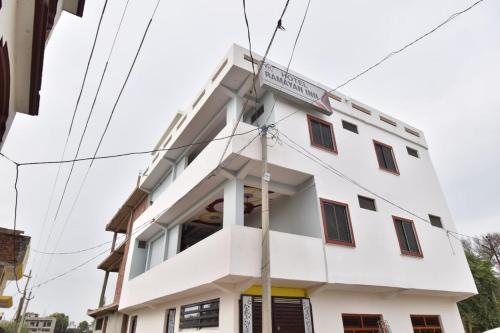 Imagen general del HOTEL RAMAYAN FREE PICKUP FROM RAILWAY STATION AC ROOMs. Foto 10