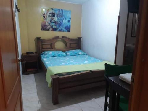 Imagen de la habitación del HOTEL SAN PATRICIO. Foto 15