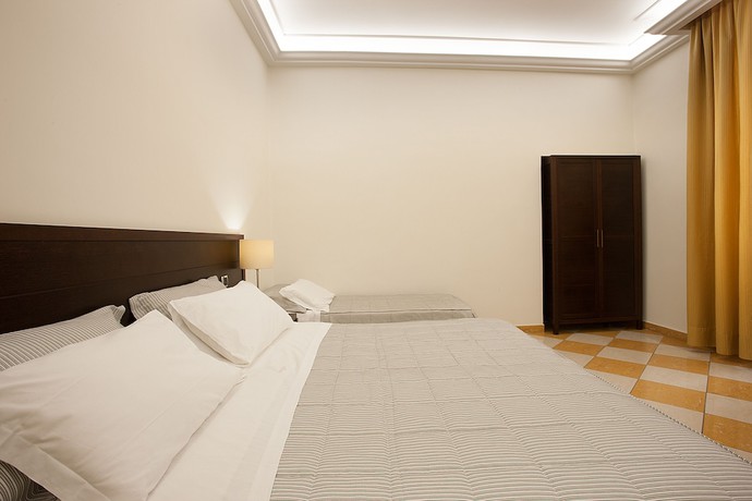 Imagen de la habitación del HUB NAPLES. Foto 2