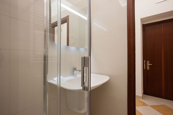 Imagen de la habitación del HUB NAPLES. Foto 3