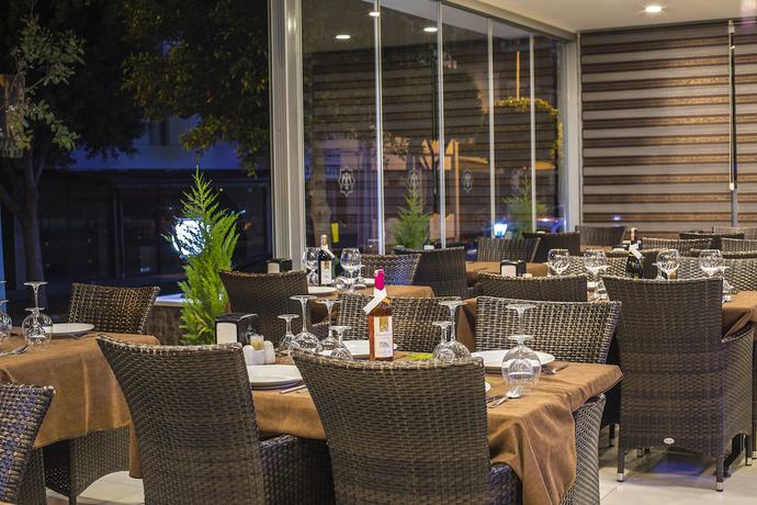 Imagen del bar/restaurante del Hawaii Suite Beach Hotel. Foto 3