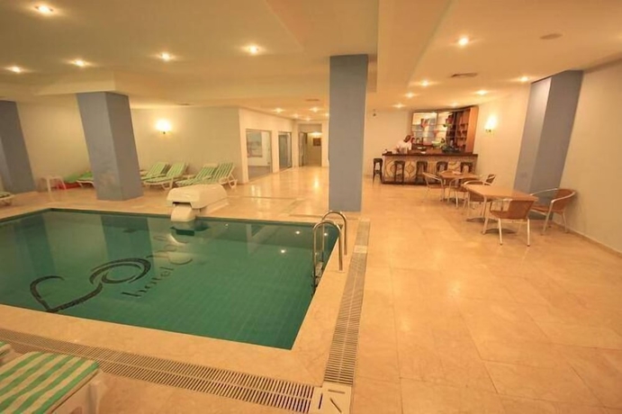 Imagen de la piscina del Hera Beach Hotel. Foto 11