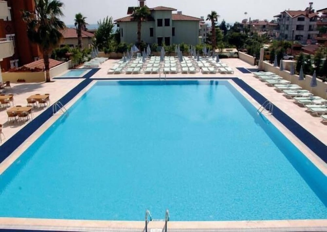Imagen de la piscina del Hera Beach Hotel. Foto 12