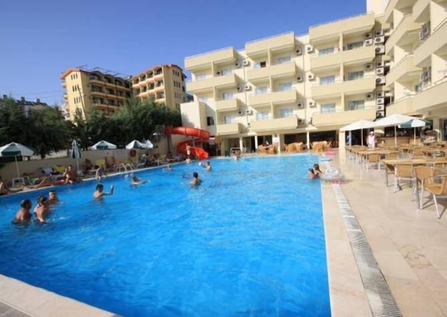 Imagen de la piscina del Hera Beach Hotel. Foto 13