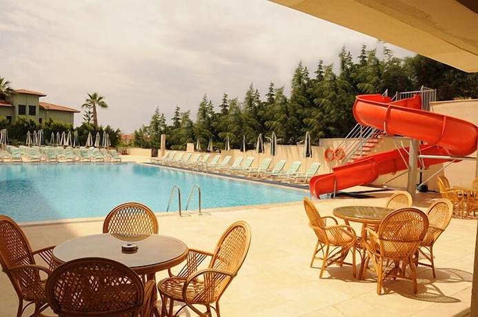 Imagen de la piscina del Hera Beach Hotel. Foto 14