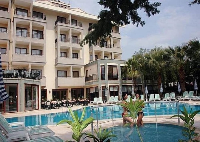 Imagen de la piscina del Hera Beach Hotel. Foto 15