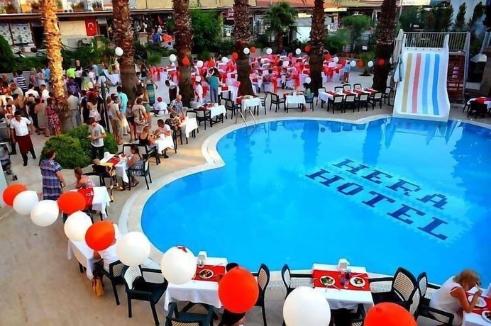 Imagen de la piscina del Hera Beach Hotel. Foto 16