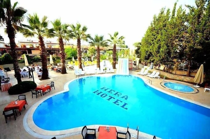 Imagen de la piscina del Hera Beach Hotel. Foto 17