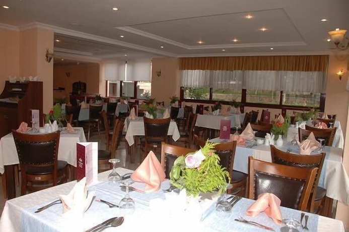 Imagen del bar/restaurante del Hera Beach Hotel. Foto 3