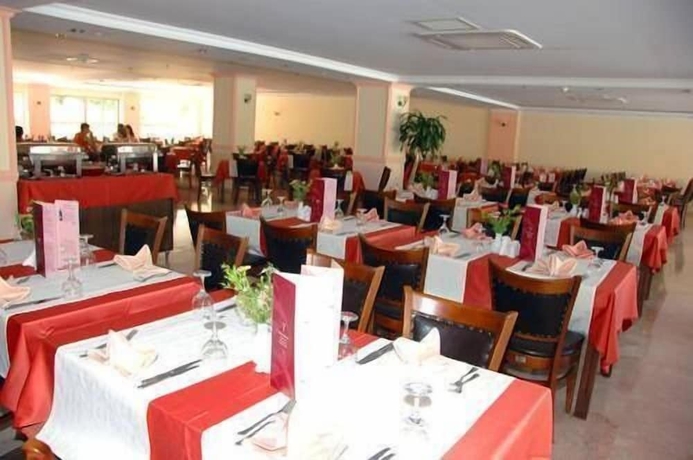 Imagen del bar/restaurante del Hera Beach Hotel. Foto 4