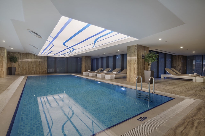 Imagen de la piscina del Hilton Garden Inn Istanbul Airport. Foto 16