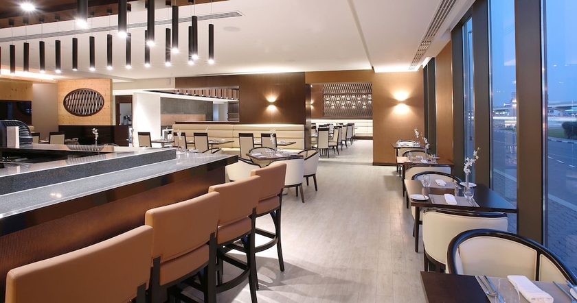 Imagen del bar/restaurante del Hilton Luxury Hotel &ndash; Rooms Only | Mandatory All-Inclusive Paid At Hotel. Foto 3