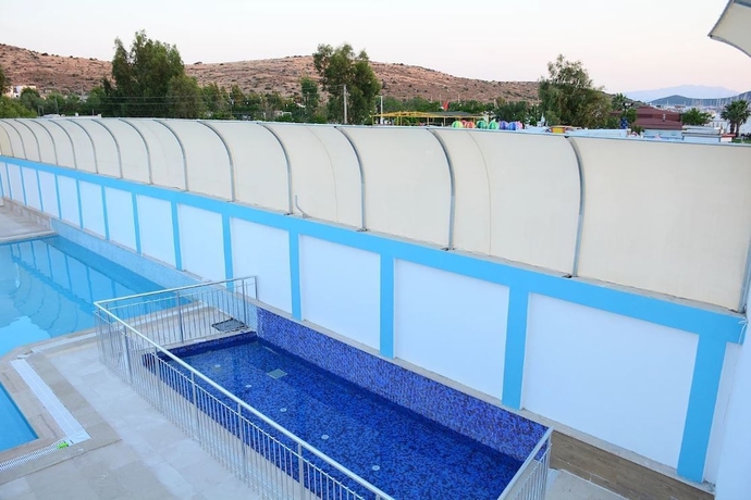 Imagen de la piscina del Hira Beach Hotel. Foto 6