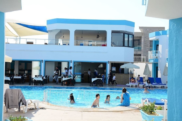 Imagen de la piscina del Hira Beach Hotel. Foto 7