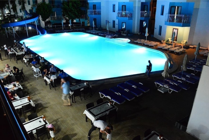 Imagen de la piscina del Hira Beach Hotel. Foto 8