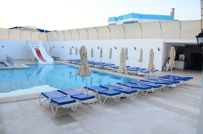 Imagen de la piscina del Hira Beach Hotel. Foto 9