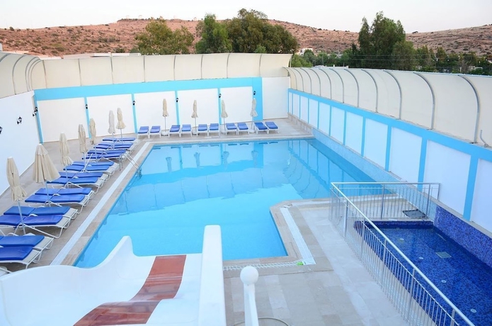 Imagen de la piscina del Hira Beach Hotel. Foto 10