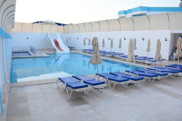 Imagen de la piscina del Hira Beach Hotel. Foto 11