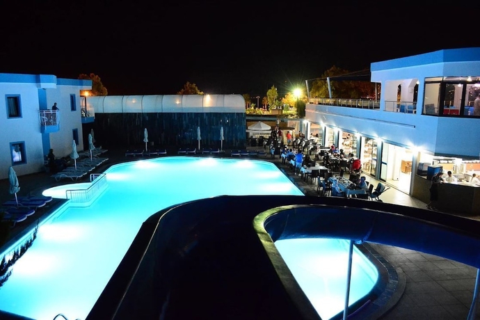 Imagen de la piscina del Hira Beach Hotel. Foto 13