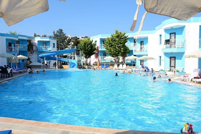 Imagen de la piscina del Hira Beach Hotel. Foto 14
