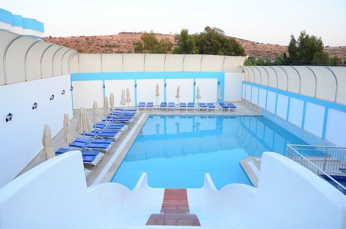 Imagen de la piscina del Hira Beach Hotel. Foto 15