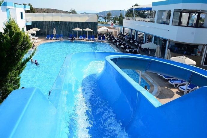 Imagen de la piscina del Hira Beach Hotel. Foto 16