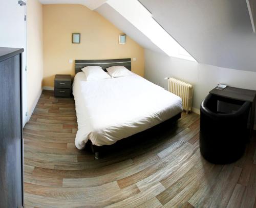 Imagen de la habitación del H&ocirc;tel De France, Lillebonne. Foto 6