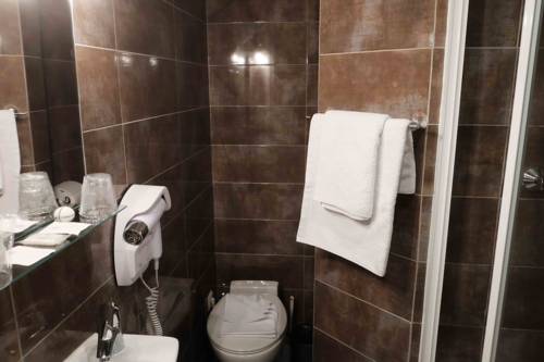 Imagen de la habitación del H&ocirc;tel De La Gare, Villeneuve-Saint-Georges. Foto 6