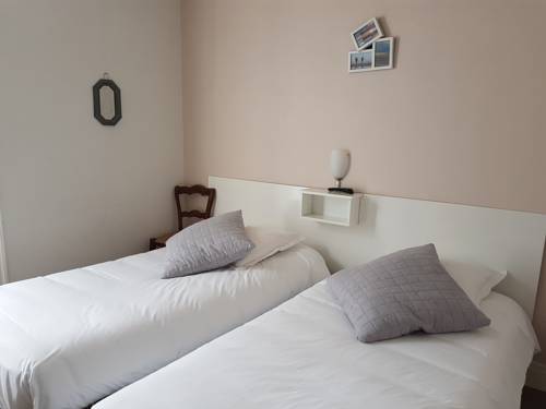 Imagen de la habitación del H&ocirc;tel De Normandie, Saint-Aubin-sur-Mer. Foto 5