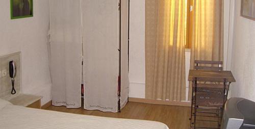 Imagen de la habitación del H&ocirc;tel De Paris, Montpellier. Foto 9