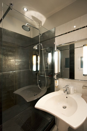 Imagen de la habitación del Hôtel Des Bains, Montparnasse. Foto 3