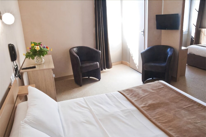 Imagen de la habitación del H&ocirc;tel Des Pyr&eacute;n&eacute;es. Foto 11