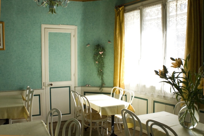 Imagen del bar/restaurante del H&ocirc;tel Des Pyr&eacute;n&eacute;es. Foto 2
