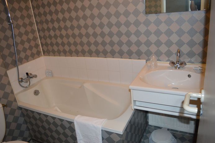 Imagen del bar/restaurante del H&ocirc;tel Du Centre, Entraygues-sur-Truyere. Foto 2