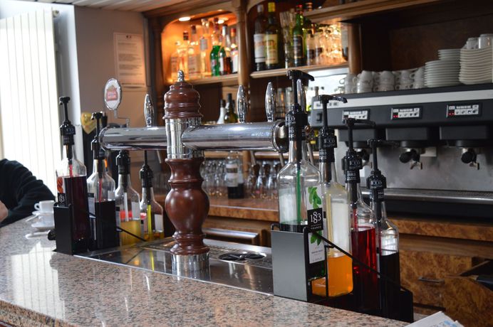 Imagen del bar/restaurante del H&ocirc;tel Du Centre, Entraygues-sur-Truyere. Foto 4