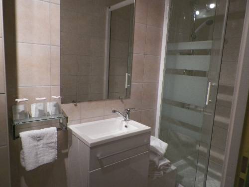 Imagen de la habitación del H&ocirc;tel Du Commerce, AUXERRE. Foto 3