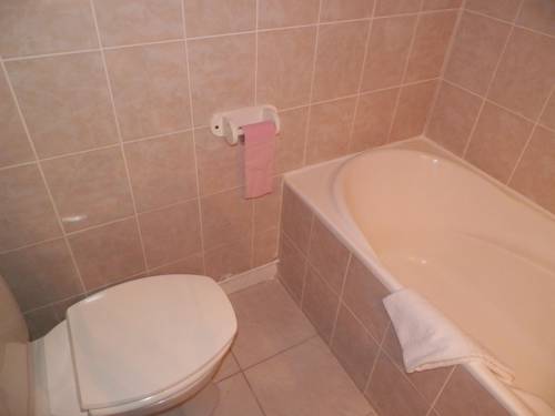 Imagen de la habitación del H&ocirc;tel Du Commerce, AUXERRE. Foto 6