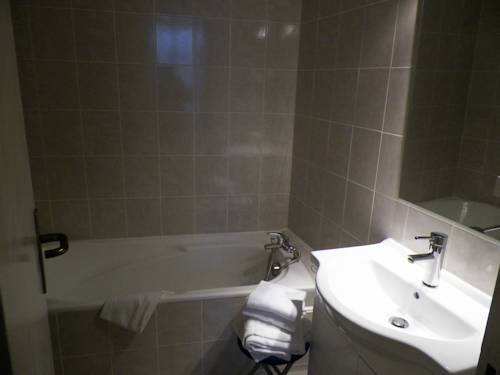 Imagen de la habitación del H&ocirc;tel Du Commerce, AUXERRE. Foto 7