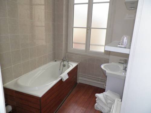 Imagen de la habitación del H&ocirc;tel Du Commerce, AUXERRE. Foto 9