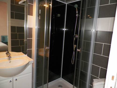 Imagen de la habitación del H&ocirc;tel Du Commerce, AUXERRE. Foto 10