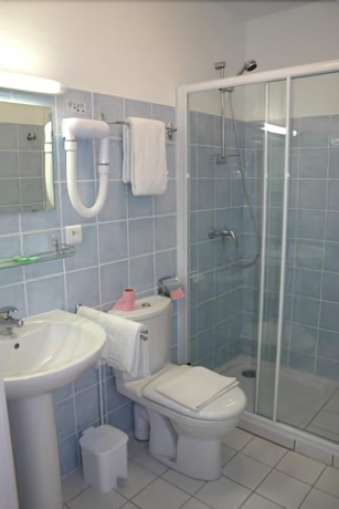 Imagen de la habitación del Hôtel Du Marché. Foto 10