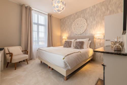 Imagen de la habitación del H&ocirc;tel &Eacute;chapp&eacute;e en Baie - Chambres climatis&eacute;es -Parking priv&eacute; gratuit dont forfaits bornes &eacute;lectrique. Foto 13