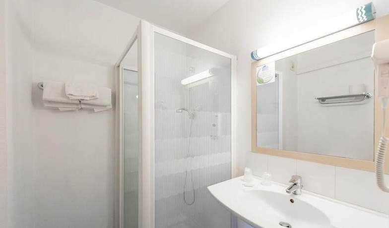 Imagen de la habitación del H&ocirc;tel First. Foto 9