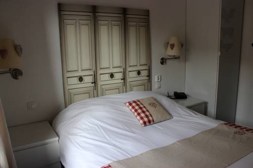 Imagen de la habitación del H&ocirc;tel La Maison Rouge. Foto 10