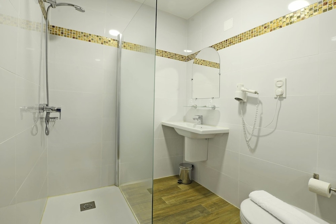 Imagen de la habitación del Hôtel La Palma. Foto 18