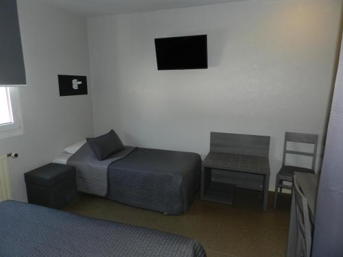 Imagen de la habitación del H&ocirc;tel Le Cerizay. Foto 8