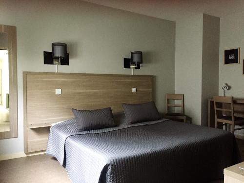 Imagen de la habitación del H&ocirc;tel Le Cerizay. Foto 9