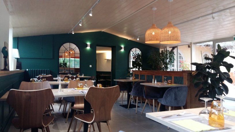 Imagen del bar/restaurante del H&ocirc;tel Le Ch&ecirc;ne Vert. Foto 3