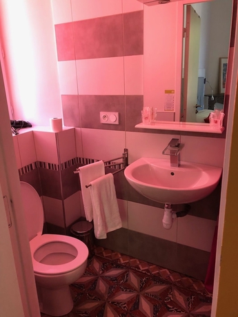 Imagen de la habitación del H&ocirc;tel Le Moderne. Foto 11