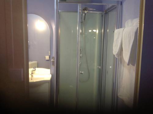 Imagen de la habitación del Hôtel L'univers. Foto 6